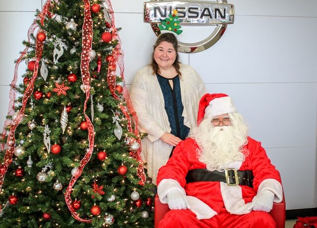 Families enjoying Tri-State Nissan Meet Santa 2018 event (18)